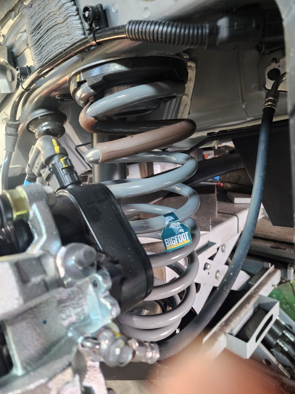 PV5 CARGO REAR BIGFOOT SPRING ASSEMBLY INSTALLED